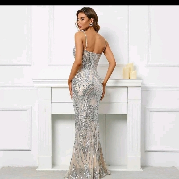 Silver, Graphic Print, Sleeveless, V Neck , Backless, Contrast Sequined Gown - Picture 4 of 10